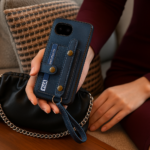 Coque Google Pixel 9a en main, en extérieur, illustrant une sélection d’accessoires tendance et pratiques pour smartphones.