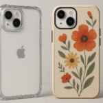 Deux coques iPhone posées côte à côte : l’une transparente renforcée, l’autre au design fleuri, illustrant le choix entre protection et style.