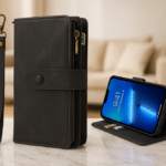 Housse portefeuille pour iPhone 14 Pro en situation réelle sur un fond professionnel