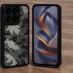 Coque camouflage noire pour Motorola Edge 50 Neo posée sur une surface en bois, vue avant et arrière du smartphone.