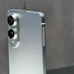 Smartphone Samsung Galaxy S25 Edge vu de dos avec triple capteur photo, design ultra fin, image illustrative pour article tech