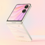 Honor Magic V Flip 2 ouvert en position pliée, smartphone pliable élégant avec écran pastel et finition nacrée.