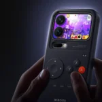 Gros plan sur la nouvelle coque-console rétro pour Xiaomi 17 Pro, utilisée pour jouer à un jeu vidéo sur l'écran secondaire du téléphone dans le noir.