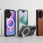 Quatre coques pour iPhone 17 présentées sur fond gris clair, incluant un modèle transparent, une coque antichoc noire, une coque MagSafe avec support et un étui portefeuille en cuir marron.