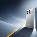 Téléphones Poco F8 Pro et Poco F8 Ultra côte à côte, mettant en évidence leur design et leurs accessoires, sur un fond stylisé