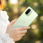 Prise en main du OnePlus 15R couleur Mint Breeze vert menthe et design du module photo arrière