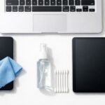 Nettoyage d'appareils électroniques avec chiffon microfibre, smartphone, tablette et ordinateur portable
