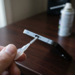 Comment nettoyer le port USB-C de son téléphone (sans l abîmer)