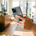 PopSocket et anneaux adhésifs : quels modèles choisir en 2026 sans abîmer sa coque
